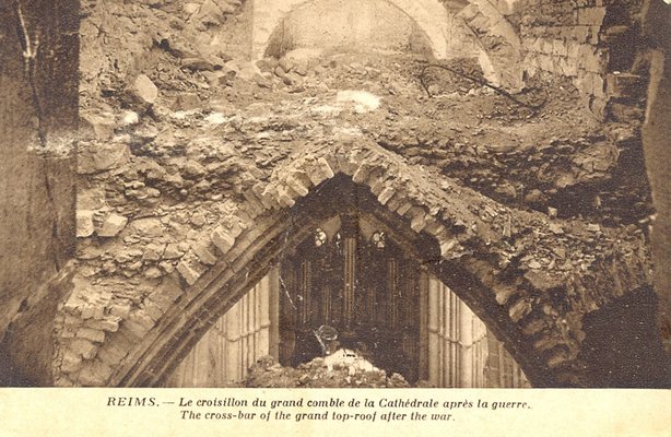 Carte postale, « Reims. Le croisillon du grand comble de la cathédrale après la guerre » 