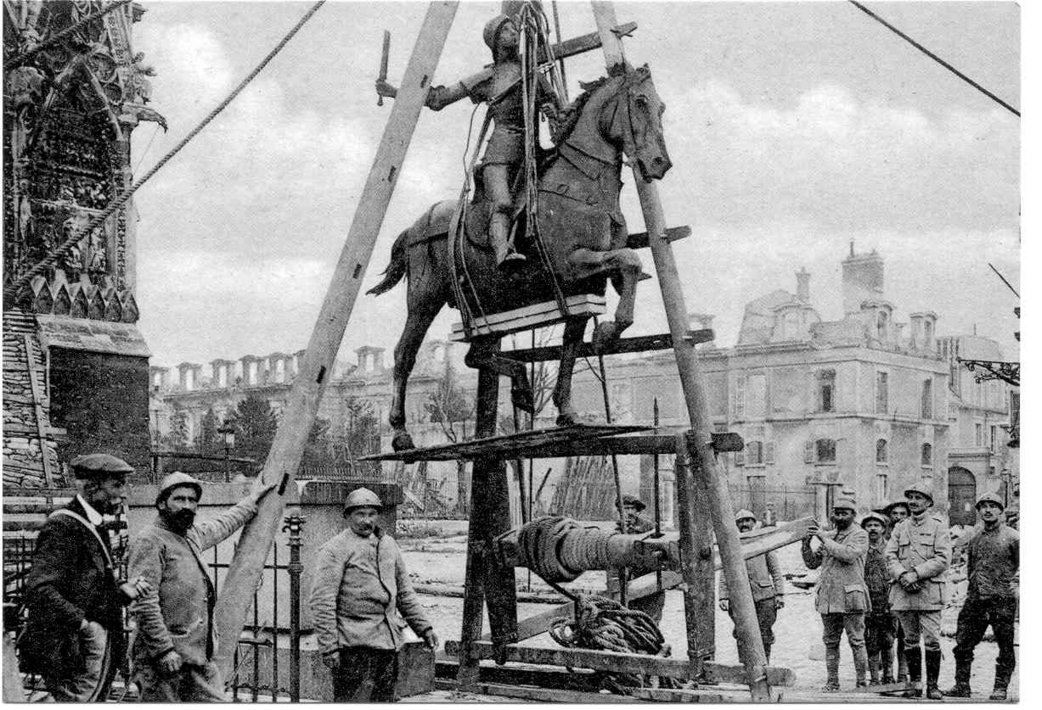 Carte postale "La statue de Jeanne d'Arc, dépose le 6 mai 1918"