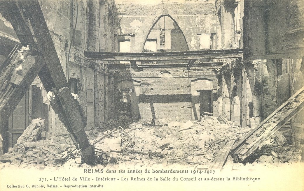 Carte postale, « Reims dans les années de bombardements 1914-1917. L'hôtel de ville, intérieur. Les Ruines de la salle du conseil municipal et au-dessus la bibliothèque » 