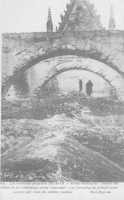 Carte postale, « La grande Guerre 1914-1915. Reims bombardé, ruines du dôme de la cathédrale après l'incendie. Les ferrailles du premier plan sont ce qui reste du célèbre carillon » 