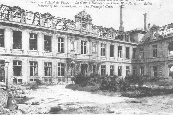 Carte postale, « Intérieur de l'hôtel de ville. La cour d'honneur » 