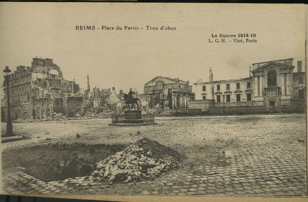 Carte postale, « Reims. Place du Parvis, trou d'obus. La Guerre 1914-18 »