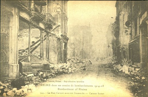 Carte postale "Reims dans ses années de bombardements 1914-18. La rue Carnot aussitôt l’incendie"