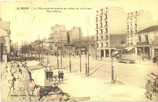 Carte postale « Reims, la ville essaie de renaître au milieu de ses ruines. Place d’Erlon » 