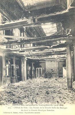 Carte postale, « Reims dans ses années de bombardement 1914-1917. Hôtel de ville, ruines de la grande salle des mariages, mosaïque romaine. » 
