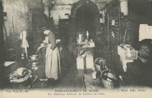 Carte postale « Un intérieur rémois, la cuisine en cave », 1914-1915 