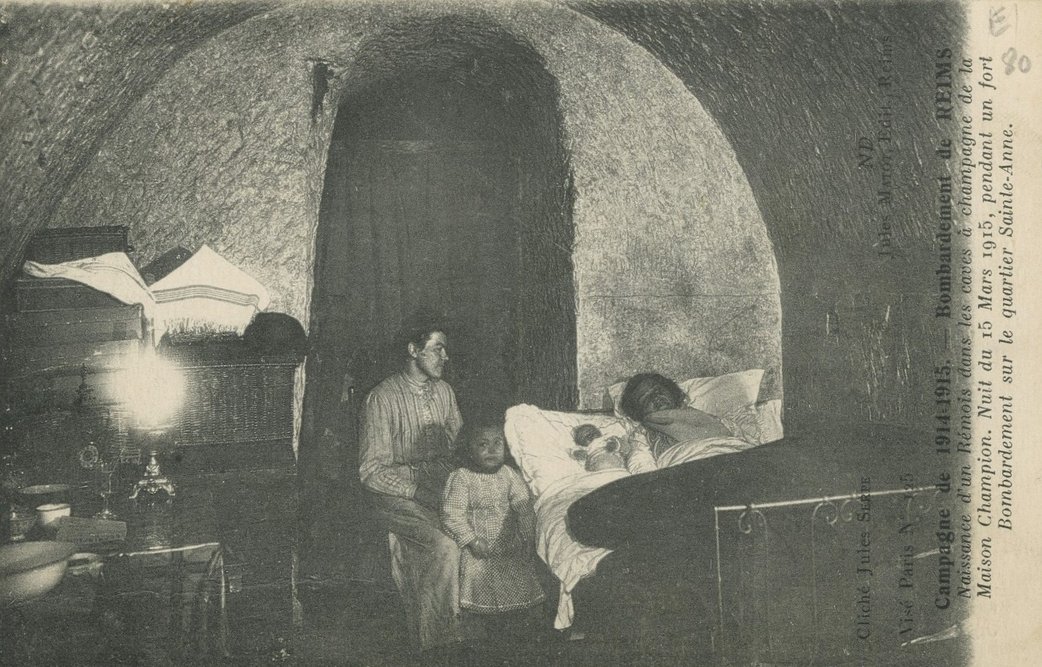 Carte postale « Naissance d’un rémois dans les caves à champagne de la maison Champion. Nuit du 15 mars 1915, pendant un fort bombardement sur le quartier Saint-Anne », 1914-1915 