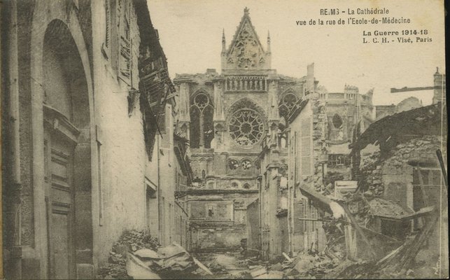 Carte postale, « Reims. La Cathédrale vue de la rue de l'Ecole-de-Médecine. La Guerre 1914-18 » 