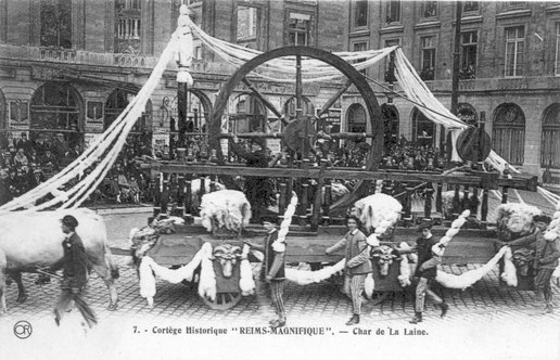 Carte postale du char de la laine lors du cortège historique « Reims Magnifique », 6 juin 1926