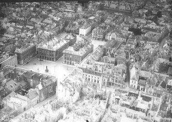 "Reims. Place royale" vue aérienne des destructions, hôtel de ville encore intact en arrière-plan, 1916 