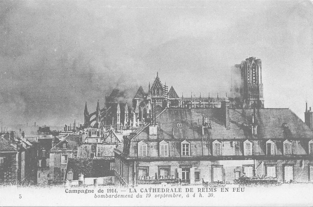 Carte postale, « La cathédrale de Reims en feu, bombardement du 19 septembre, à 4 h 30 »