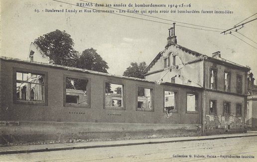 Carte postale « Reims dans ses années de bombardements. Boulevard Lundy et rue Courmeaux. Les écoles qui après avoir été bombardées furent incendiées », 1914-1916