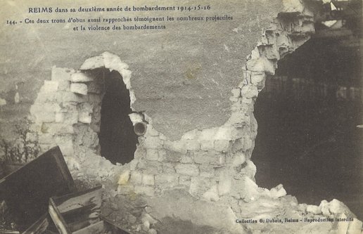 Carte postale de deux trous d’obus rapprochés, 1914-1916 