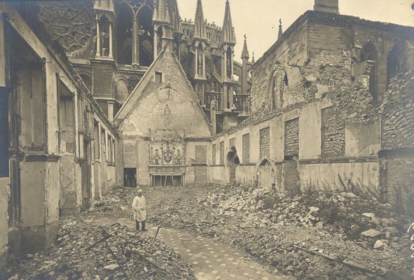 Reims, ancien archevêché, intérieur de la salle du Tau, octobre 1916 