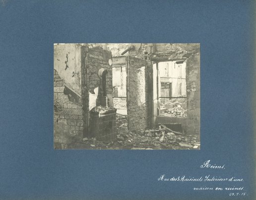 Rue des Trois Raisinets, intérieur d’une maison en ruines, 29 août 1915 