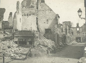 "Reims. Rue des Cordeliers. Ruines", 23 aout 1915 