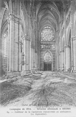 Carte postale, « Campagne de 1914. Invasion allemande à Reims. Intérieur de la cathédrale transformée en ambulance, 11 septembre » 