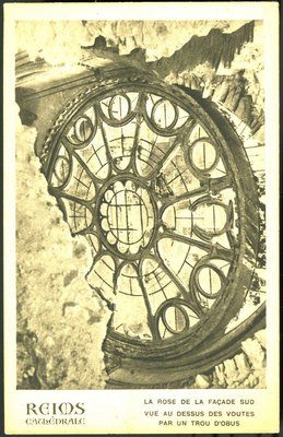 Carte postale, « Reims. Cathédrale, la rose de la façade sud vue au-dessus des voûtes par un trou d'obus » 