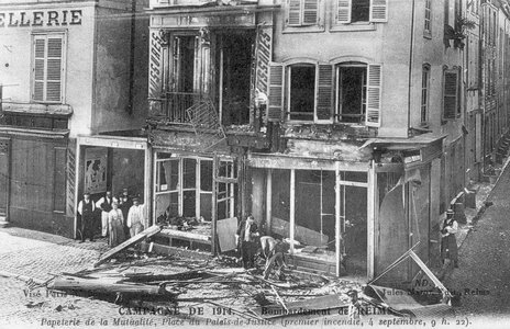 Carte postale « Bombardement de Reims. Papeterie de la mutualité, place du Palais de Justice (premier incendie, 4 septembre, 9h22) », 1914 