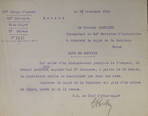 Note de service avisant que par mesure de prudence face aux bombardements, la population ne doit plus stationner dans les rues, 27 décembre 1915 