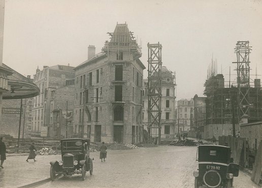 Dôme en construction à l’angle de la rue du Docteur Jacquin et chantier de la reconstruction de l’hôtel de ville, sans date 