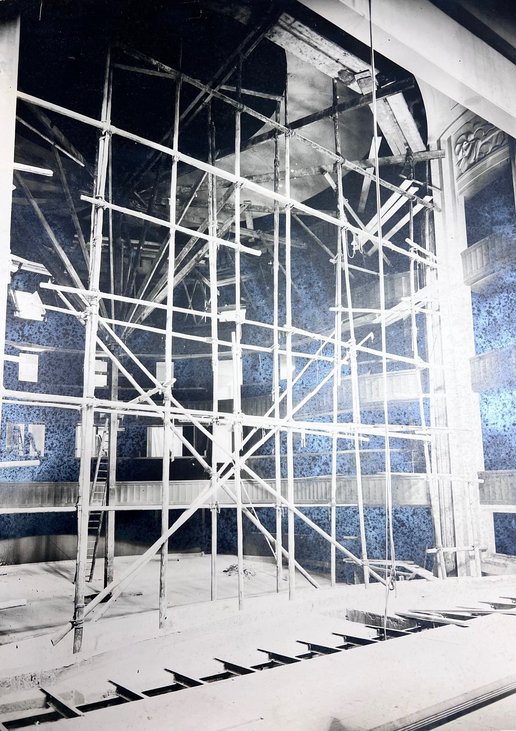 Échafaudages lors des travaux de reconstruction dans la salle de spectacle du théâtre de Reims, photographie de P. Berton, fin des années 1920 