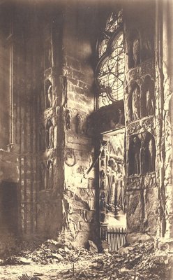 Carte postale, « La cathédrale de Reims, revers du grand portail après l'incendie, septembre 1914 » 