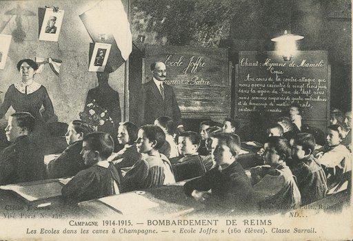 Carte postale « Les écoles dans les caves à Champagne. Ecole Joffre (160 élèves). Classe Sarrail », 1915 