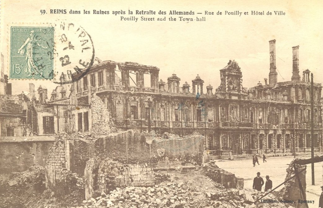 Carte postale, « Reims dans les ruines après la retraite des Allemands. Rue de Pouilly et Hôtel de Ville » 