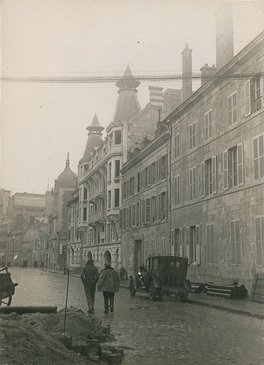 Vues des dômes des façades reconstruites rue de Talleyrand, façades d’avant-guerre au premier plan, sans date 