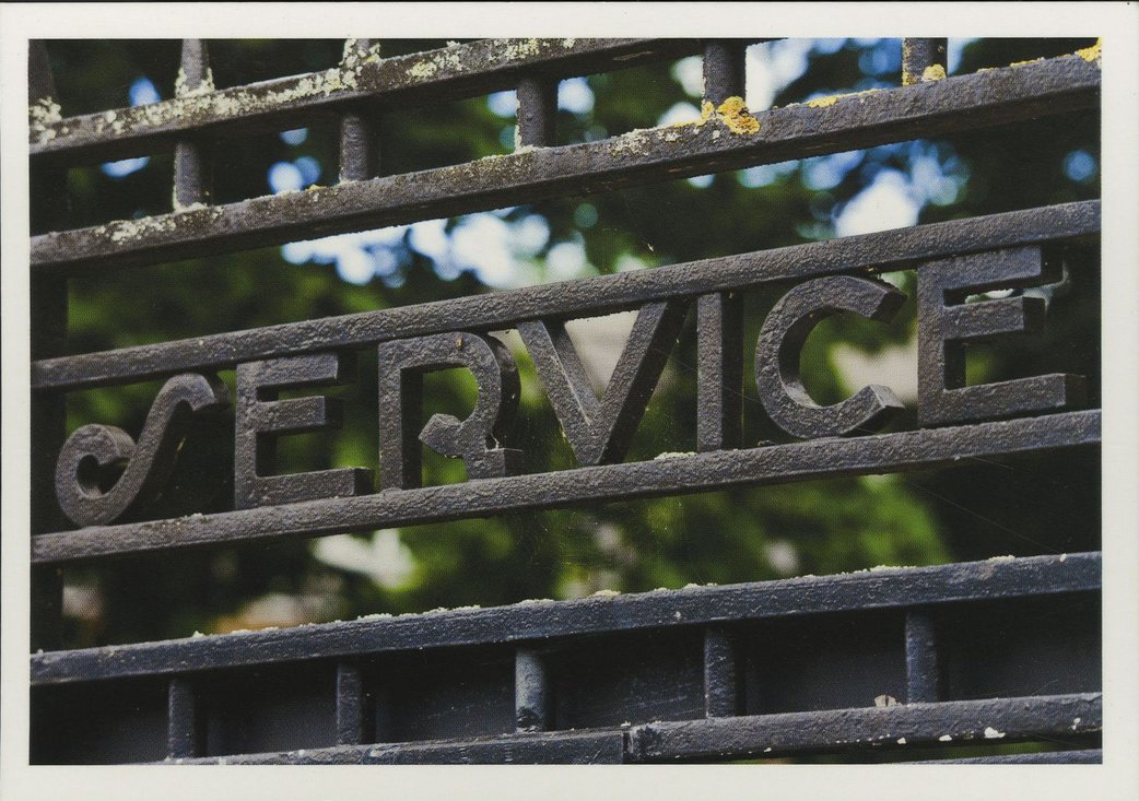 Carte postale du détail de l’entrée du service des Archives, rue du Cardinal de Lorraine 