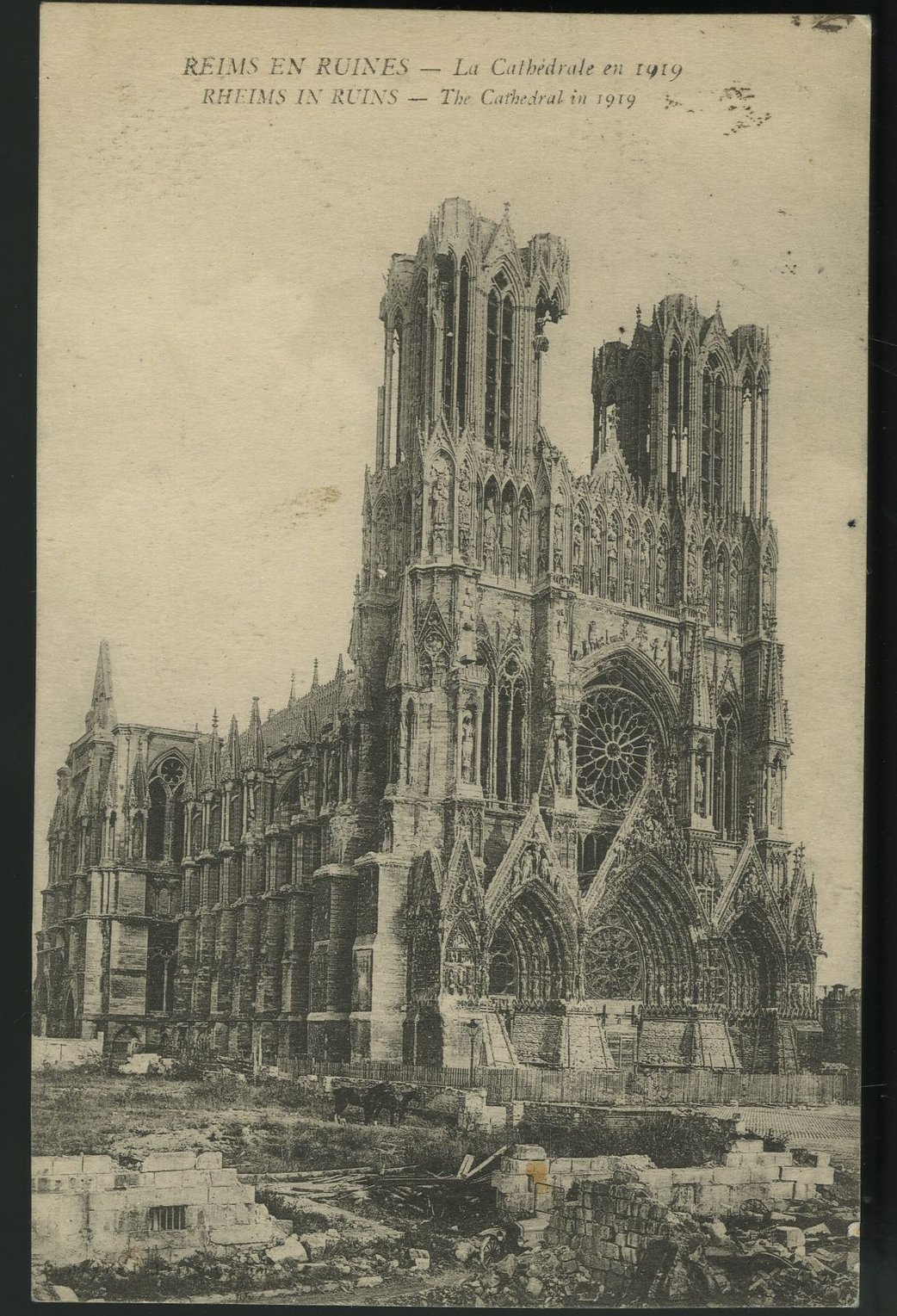 Carte postale "Reims en ruines - La Cathédrale en 1919"