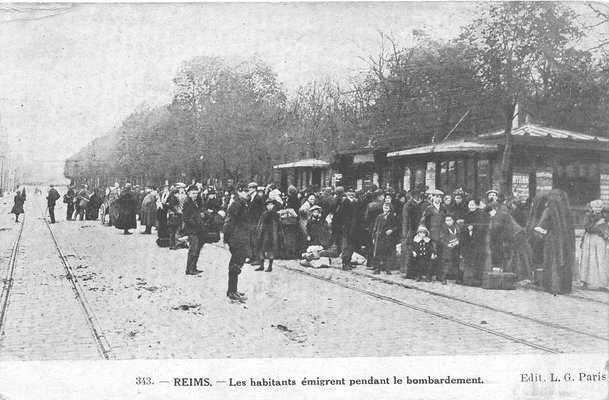 Carte postale « Les habitants émigrent pendant le bombardement » 