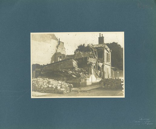 Maison effondrée sur sa base 