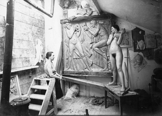 Marcelle Sollier devant le bas-relief dédié à la Tragédie qui figurera au-dessus du grand escalier du théâtre, atelier Berton de Reims, vers 1930 