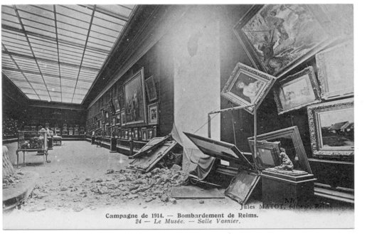 Carte postale, "Campagne de 1914. Bombardement de Reims. Le musée, salle Vasnier"