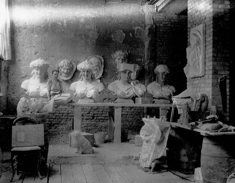 La sculptrice Marcelle Sollier dans un atelier à Reims auprès des 4 bustes de femme qui figureront sur la façade du théâtre, 7 octobre 1929 