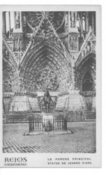 Carte postale "Reims Cathédrale. Le porche principal. Statue de Jeanne d'Arc"