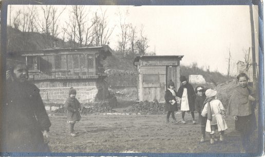 Baraquements provisoires, habitation et cordonnerie 