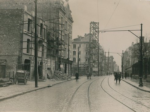 Échafaudages place Myron Herrick, café du théâtre en construction au premier plan et entrée du cours Langlet en chantier au second plan, sans date 