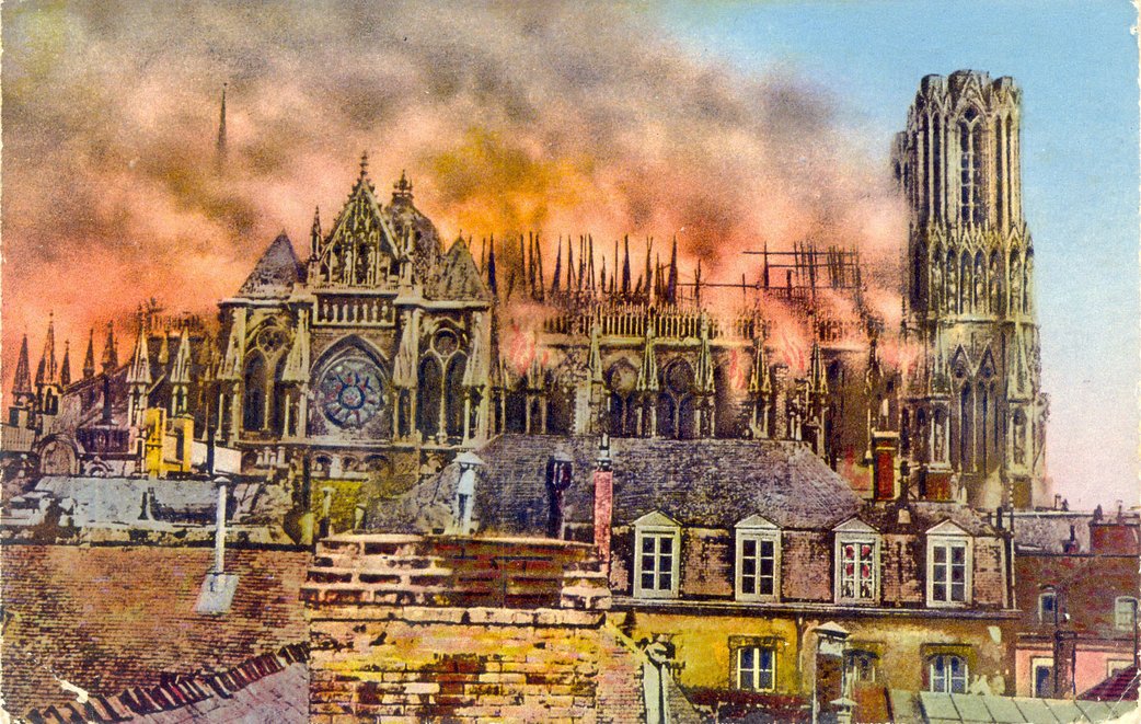 Carte postale, « La cathédrale pendant l'incendie du 19 Septembre 1914 »
