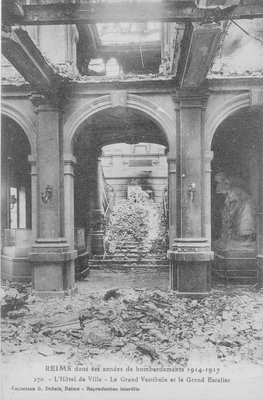 Carte postale, « Reims dans ses années de bombardement 1914-1917. L'hôtel de ville, le grand vestibule et le grand escalier. » 