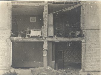 "Reims. Maison dont la façade a été enlevée par un obus, intérieur intact", 22 septembre 1915