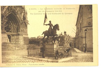 Carte postale "Reims La Cathédrale incendiée et bombardée par les Allemands 1914-1918"