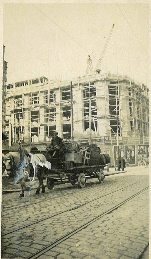 Charrette passant devant le chantier du grand magasin « Au Petit Paris » rue de Talleyrand, 1922 