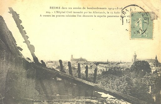 Carte postale "Reims dans ses années de bombardements 1914-15-16. L’hôpital civil incendié par les Allemands, le 13 aout 1916" 