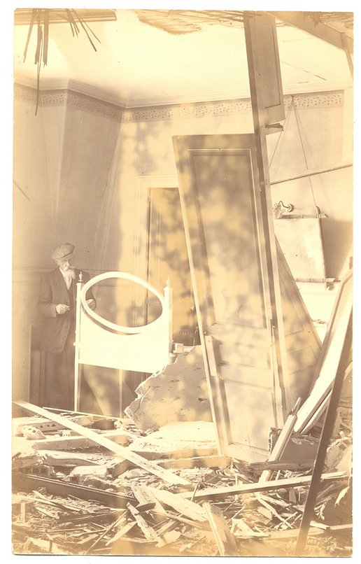 César Risbourg dans une maison bombardée, 1916-17 ? 