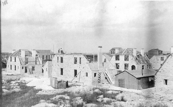 Vue du début du chantier des maisons de la cité-jardin de l’Atteignant « Foyer Rémois, cité avenue Jean Jaurès – Rue d’Italie. État d’avancement des travaux au 27 août 1923 » 