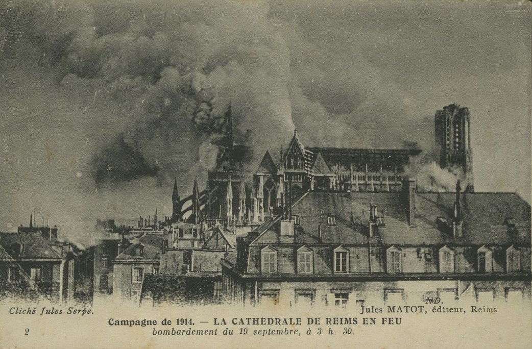 Carte postale, « Campagne de 1914. La cathédrale de Reims en feu, bombardement du 19 Septembre, à 3h30 » 