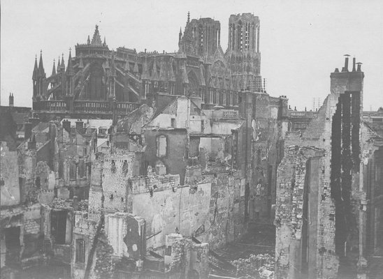 Reims, Marne. Vue générale des ruines aux alentours de la cathédrale, 22/08/1915 